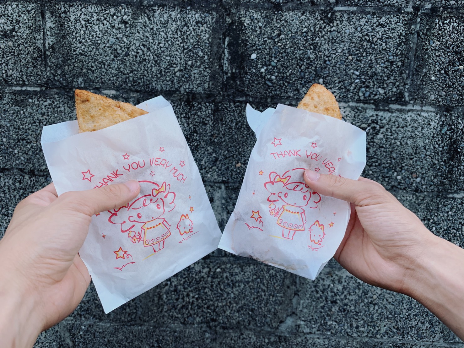 花蓮。黃車炸彈蔥油餅，超級排隊美食，客人狂訂十份! 情侶大動肝火就為它!?
