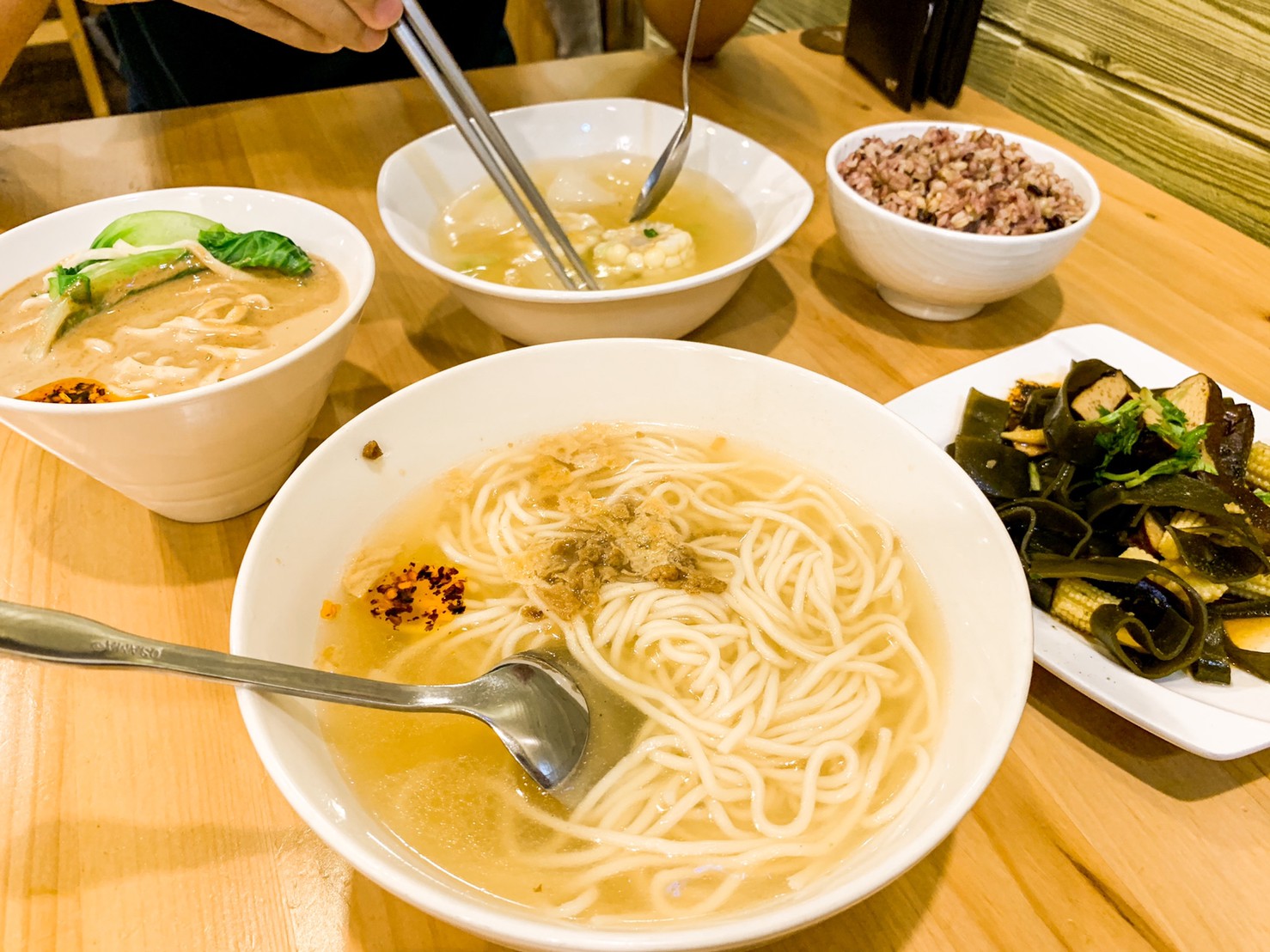 汐止。香豆屋素食，滷豆干超級嫩! 人氣麻醬麵香氣撲鼻，直接胃口大開(文末附菜單