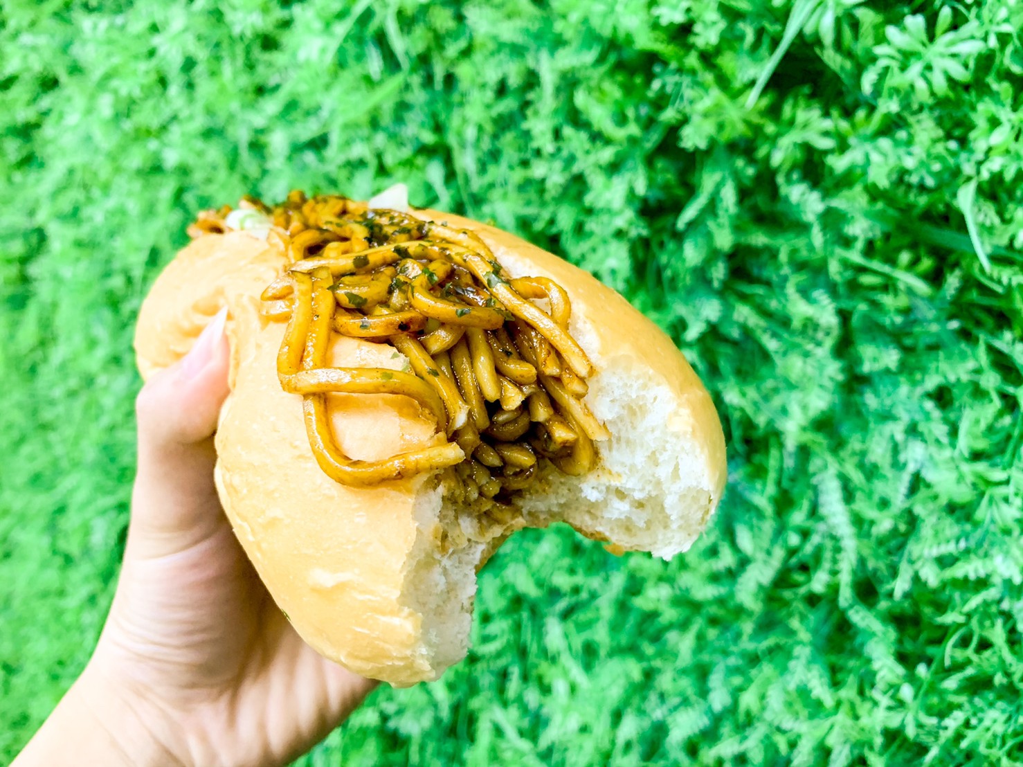 台北車站。天神屋台炒麵包，超神祕的正宗日式炒麵包與炒麵，每天限量120個。日本的庶民美食就在這