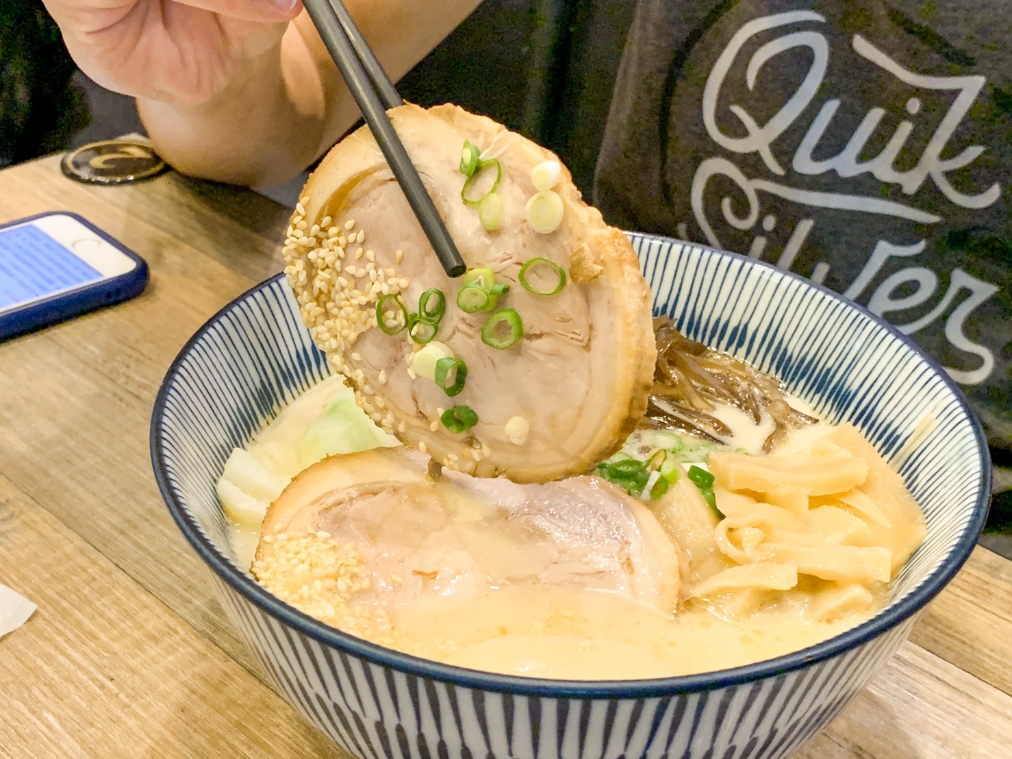 汐止【男子漢拉麵】大份量地獄叉燒拉麵只要150元! 肉片一公分厚! 分店遍及內湖、信義區及天母(內附菜單