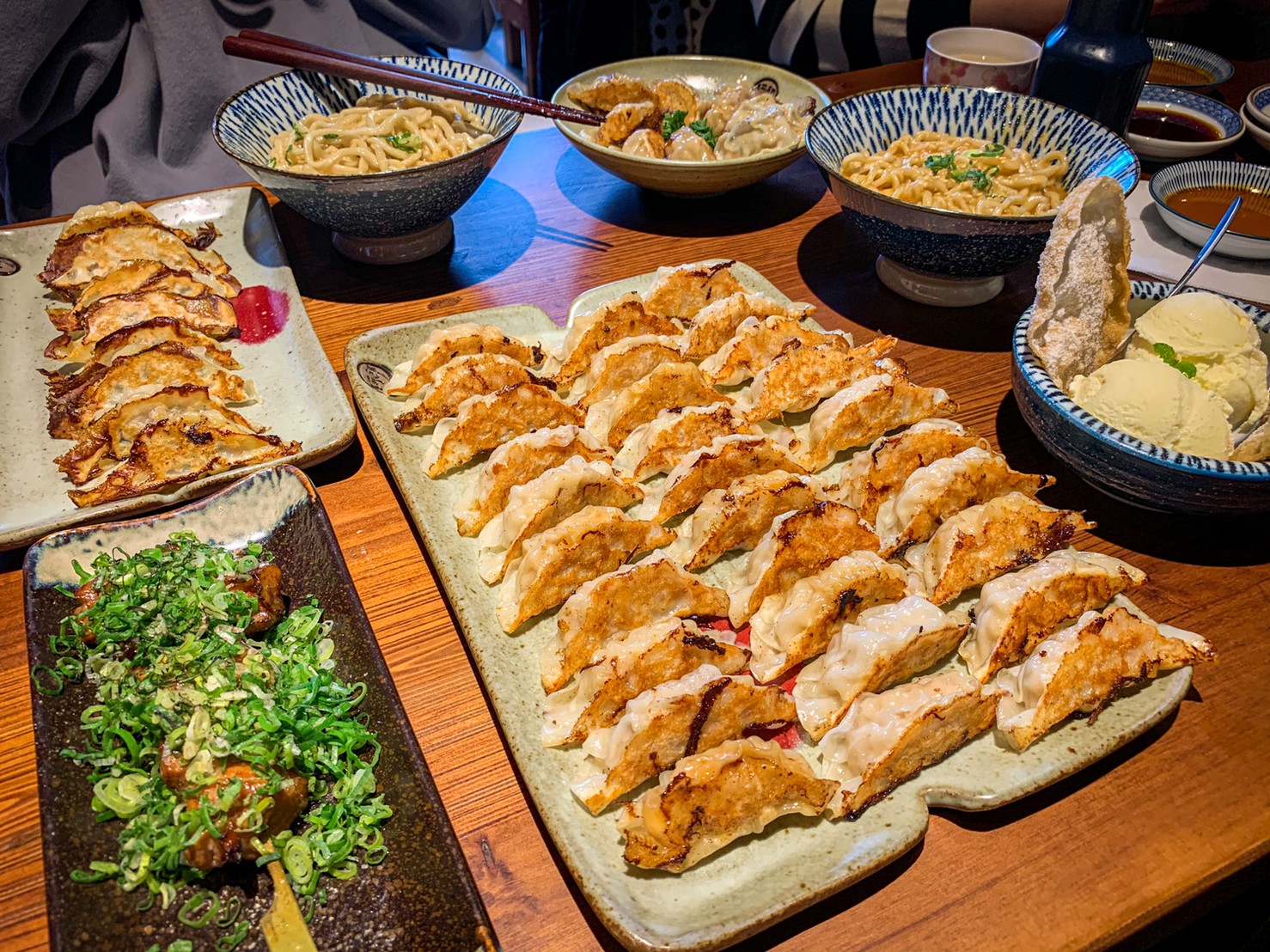 忠孝敦化。阿郎薄皮餃子，東區多人聚餐首選，挑戰最狂最薄三十粒煎餃! 串燒配酒配滷味都有