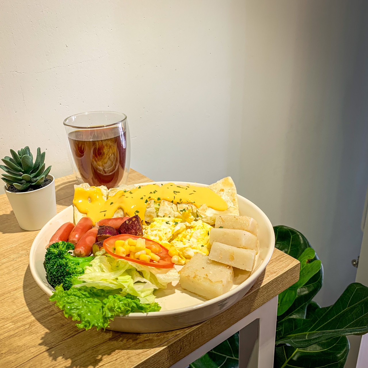 小巨蛋。晨沐早餐，隱身市場內的唯美餐廳，清爽蛋餅套餐，吃完無負擔!