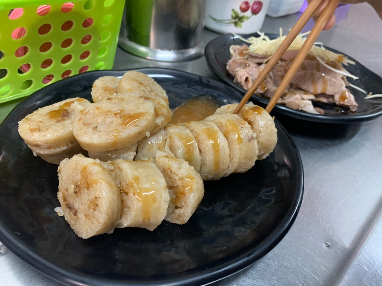 基隆。孝三路菊姐大腸圈，在地人口袋名單，50年的好滋味，大腸圈、肝連和嘴邊肉必點