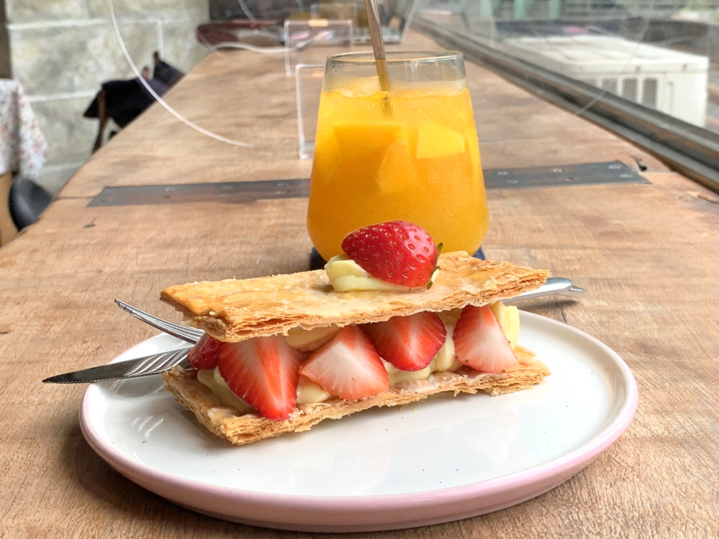 公館。Mimi’s Cafe米米咖啡，用草莓千層迎接冬天！不限時且附插座的法式風情咖啡館